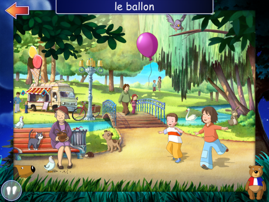 In einem bunten Park laufen Kinder hinter einem Ballon her.