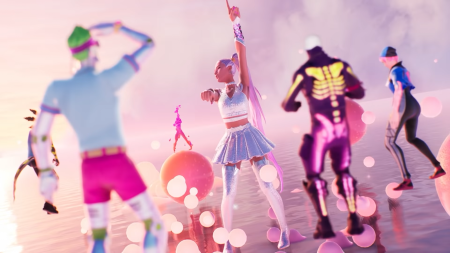 Ein digitaler großer Avatar von Ariana Grande in silberner, glitzernder Kleidung schwebt über einem Ozean. Aus dem Wasser steigen rosa orange Blasen. Um den Avatar herum stehen mehrere Spielfiguren, die Tanzbewegungen ausüben.